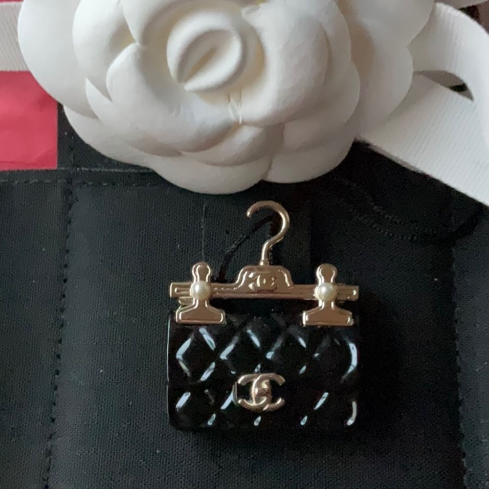 👜 CHANEL HANDBAG  BROOCH 👜 NWT 👜 - Picture 8 of 16